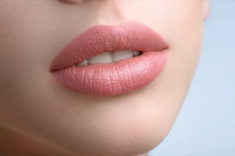 Detalle de labios tras un tratamiento con ácido hialurónico