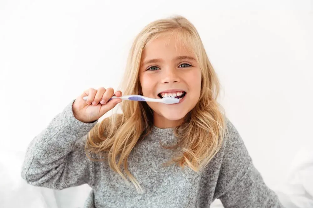 Niña cepillándose los dientes