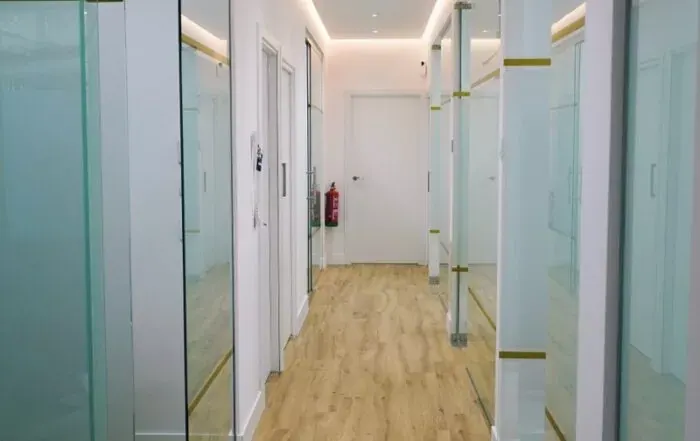 Pasillo de la clínica con gabinetes acristalados