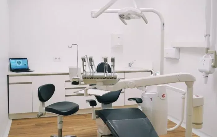 Gabinete dental con sillón y equipo