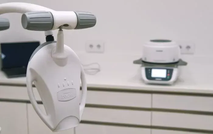 Lámpara LED de blanqueamiento dental en clínica