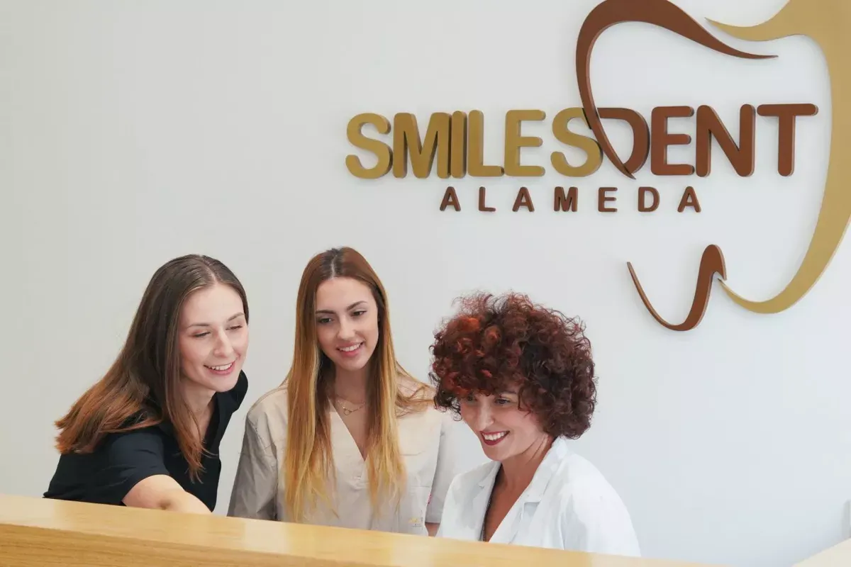 Equipo de recepción de SmilesDent Alameda atendiendo en el mostrador