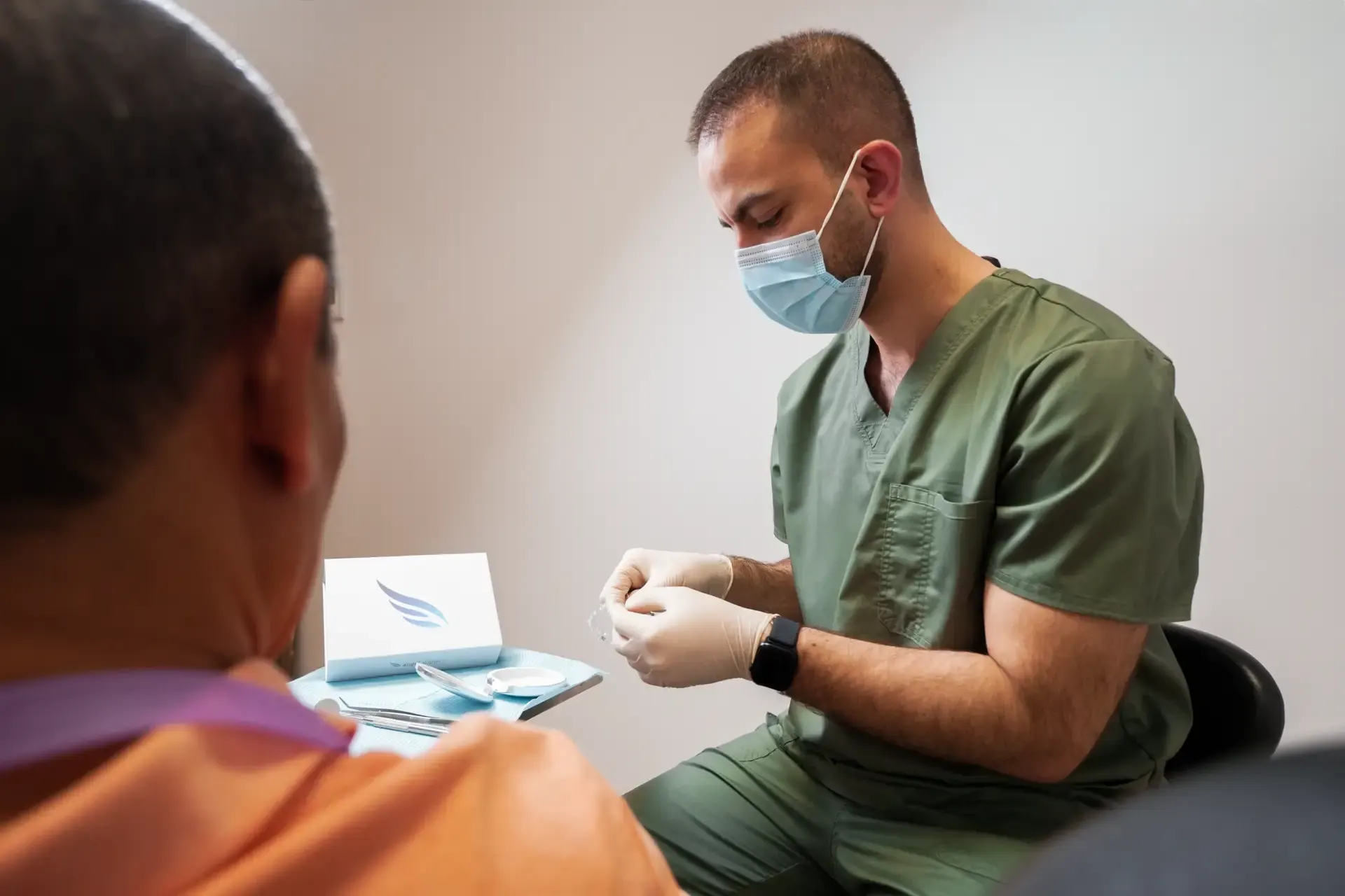 Dentista de SmilesDent Alameda explicando el tratamiento a un paciente