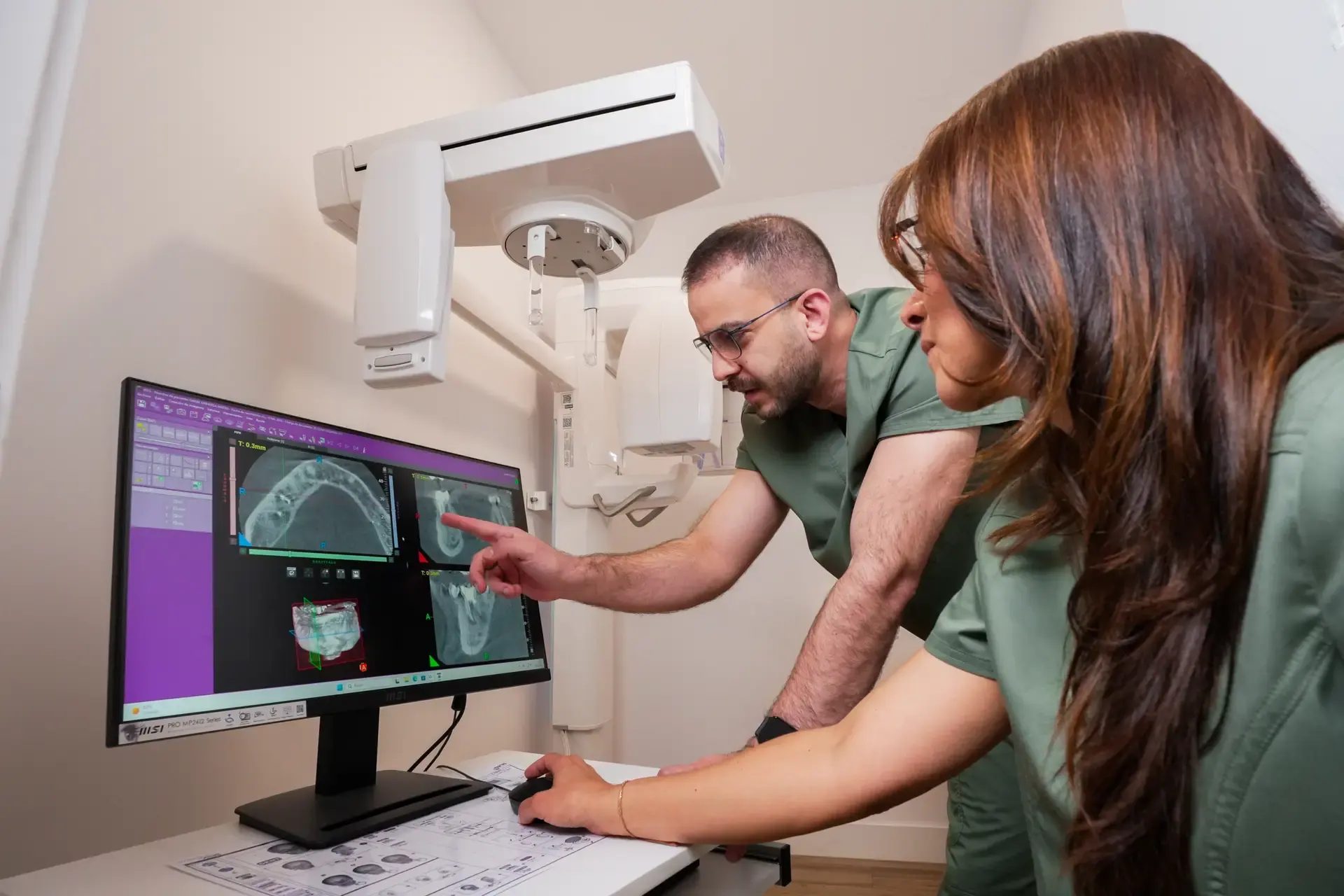 Dentistas de SmilesDent Alameda estudiando un escáner 3D en la clínica de Alameda de Osuna