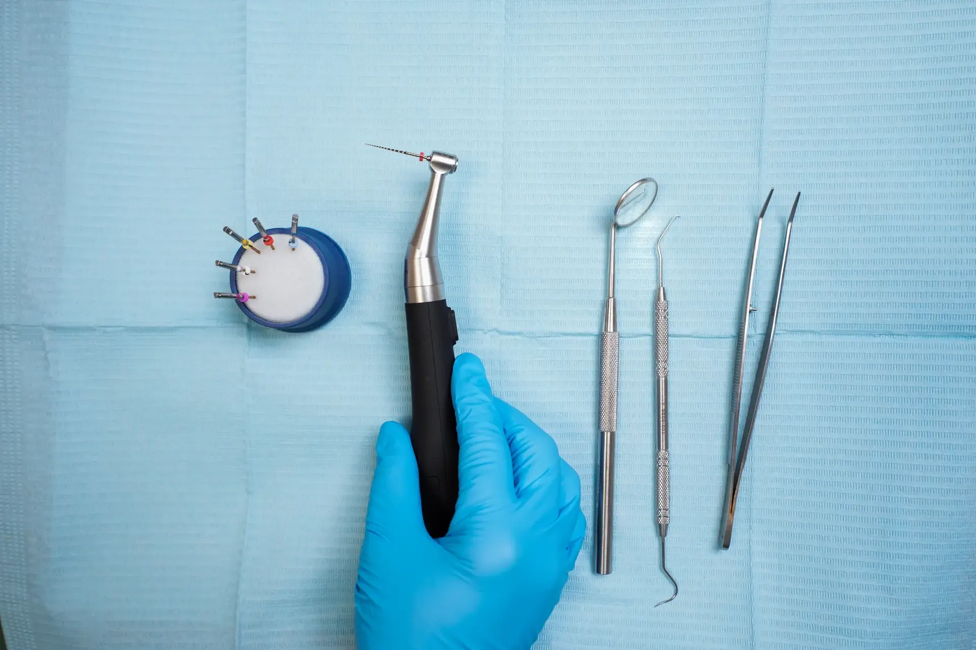 Instrumental dental preparado sobre el campo estéril